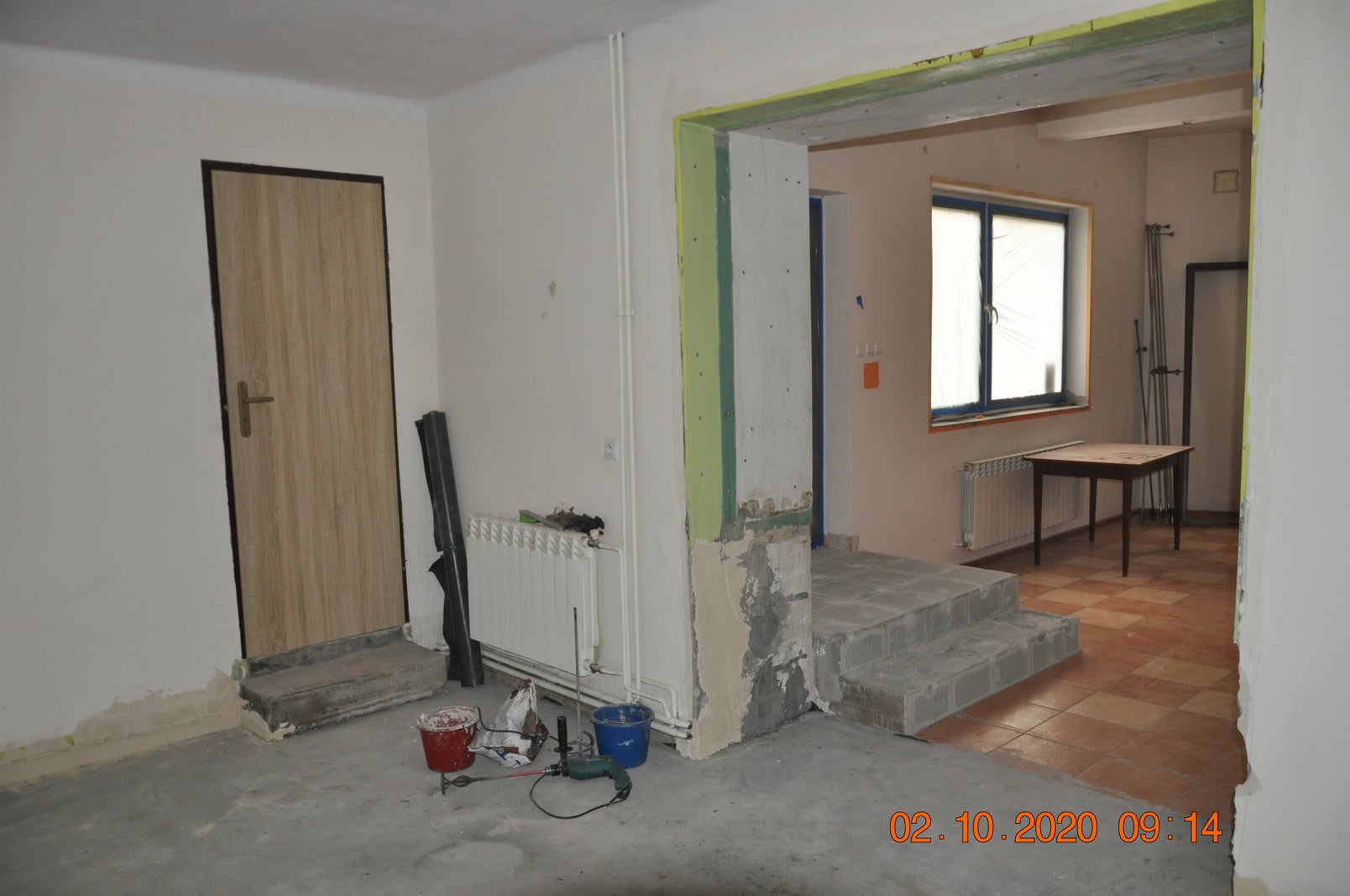 Zdjęcie przedstawia wnętrze remontowanego pomieszczenia dla Klubu Senior+